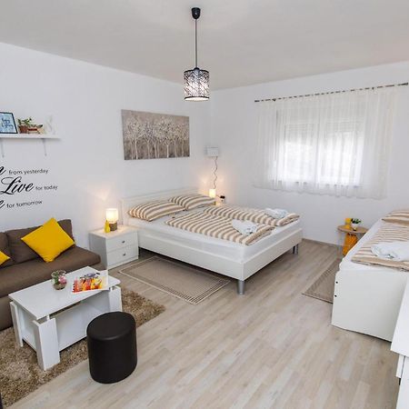 Gorgeous Home In Knin With Kitchen Kovacic Exterior photo